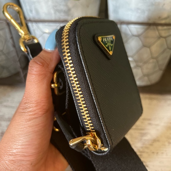 SOLD ✨Prada Re-Edition 2005 in Saffiano GHW✨ - Picture 10 of 16